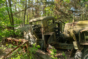 丛林中的军用车辆与士兵