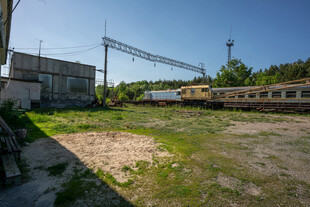 废弃场地中的旧火车场景