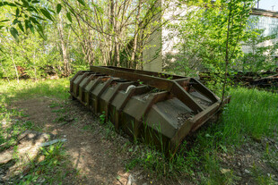 废弃金属容器藏身绿意中