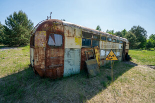 废弃复古拖车静立草地间