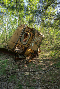 森林中翻倒的挖掘机