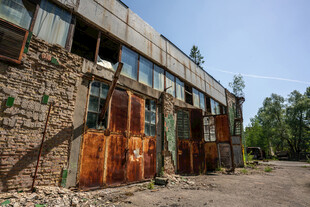 废弃破旧厂房外观景象