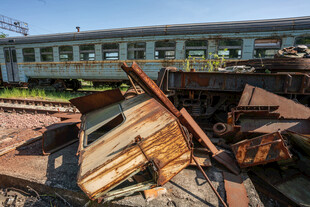 废旧金属堆置场景