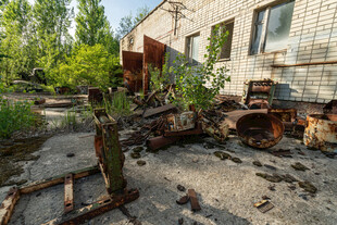 废弃场地中的生锈机械物件