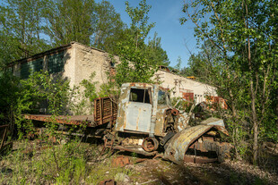 废弃工厂边的老旧机械