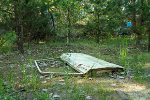 森林中废弃的金属框架