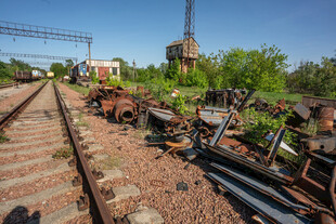 废弃铁轨旁的陈旧机械
