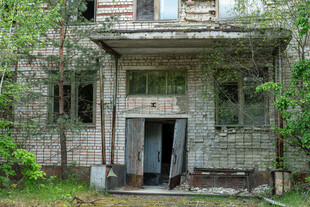 废弃木屋岁月留下的痕迹