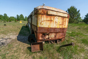 废弃生锈的旧车厢