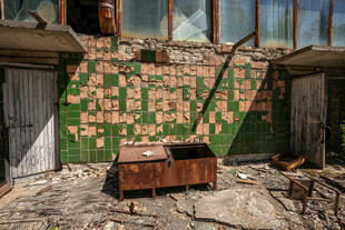 废弃建筑内的破损场景