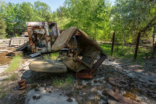 废弃机械于绿意环绕之地