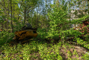 森林中的废弃机械