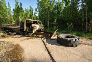 野外废弃卡车与旧轮胎场景