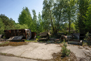 废弃场地中的老旧物件