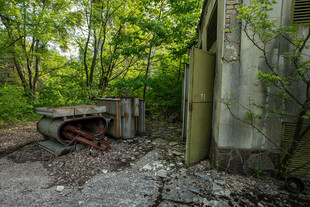 废弃角落的破旧设施