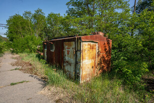 废弃生锈小屋立于荒野