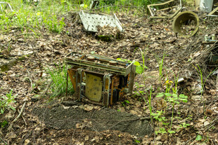 废弃墓地中的古老墓碑