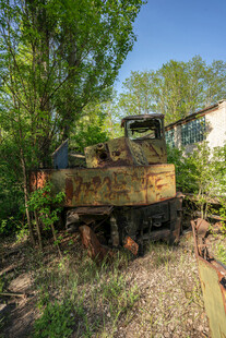 废弃野外的老旧坦克