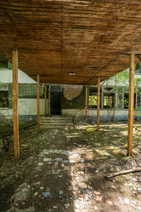 废弃木屋内部场景