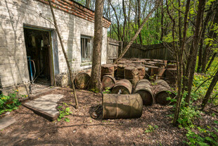 废弃建筑旁的陈旧木桶