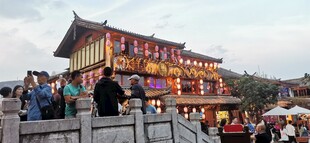 古楼前的热闹景象