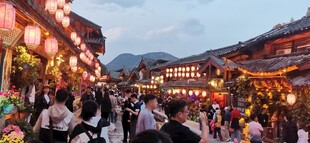 热闹古街夜景人群灯火