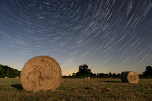 星空下的田野草垛