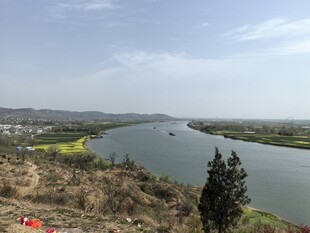 俯瞰宁静河流与周边景致