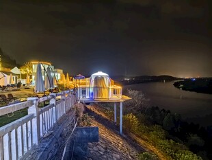 夜晚江边灯光璀璨美景