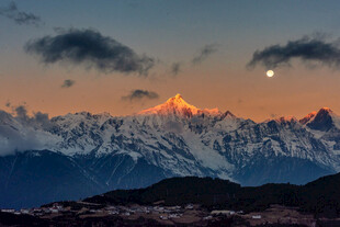 梅里雪山  日照金山