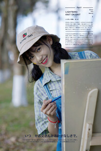 户外作画的青春女孩