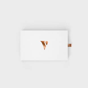 简约白色卡片上的橙色标志样机