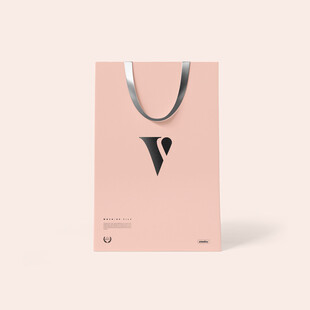 粉色手提袋简约V字设计