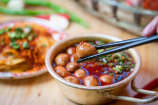 鹌鹑蛋小锅仔美味小吃鱼丸汤