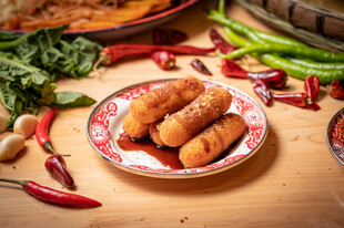 红糖糍粑美味炸物摆于多彩食材间