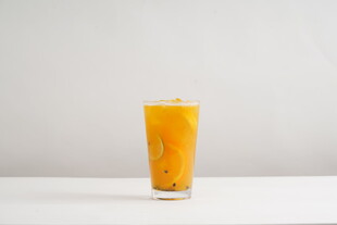 一杯鲜榨橙汁