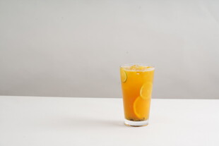 一杯鲜榨橙汁