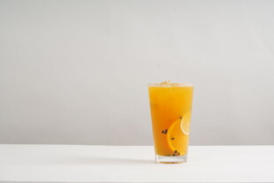 一杯橙黄色果汁饮品