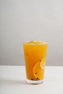一杯美味的橙色水果冰饮