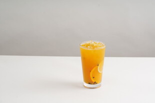一杯鲜榨橙汁饮品