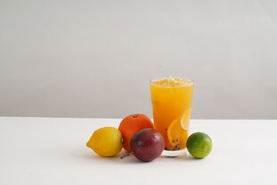 多彩鲜果与橙汁组合
