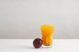 一杯鲜榨橙汁与李子