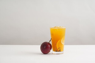 一杯橙汁与一颗百香果