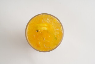 一杯鲜榨黄色果汁饮品