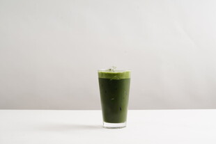 一杯清新抹茶饮品