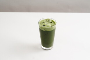 一杯清新抹茶饮品
