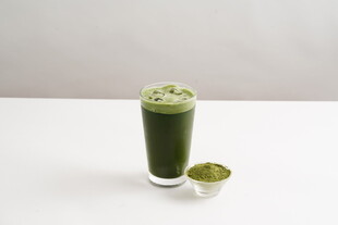 一杯抹茶饮品与抹茶粉