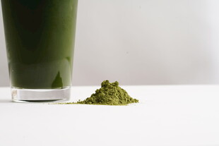 一杯抹茶饮品与抹茶粉