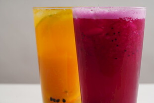 双色鲜榨果汁展示