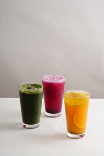 三色鲜榨果汁饮品展示